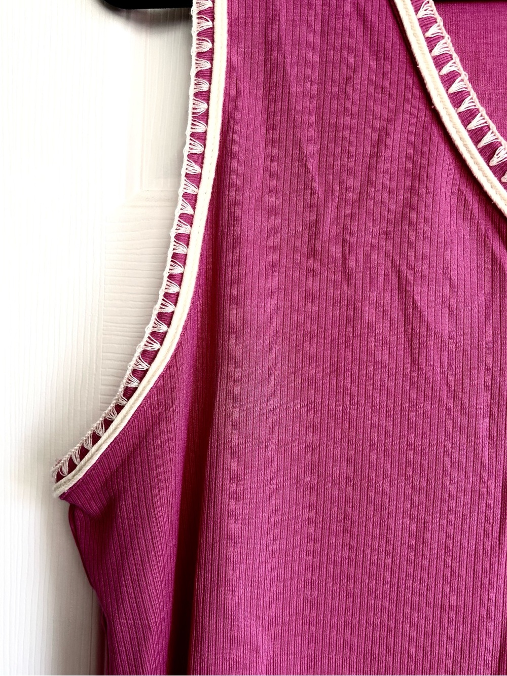 Dear Scarlett whisper trim detailed V-neck ribbed stretch tank in pink size XL - Picture 3 of 6